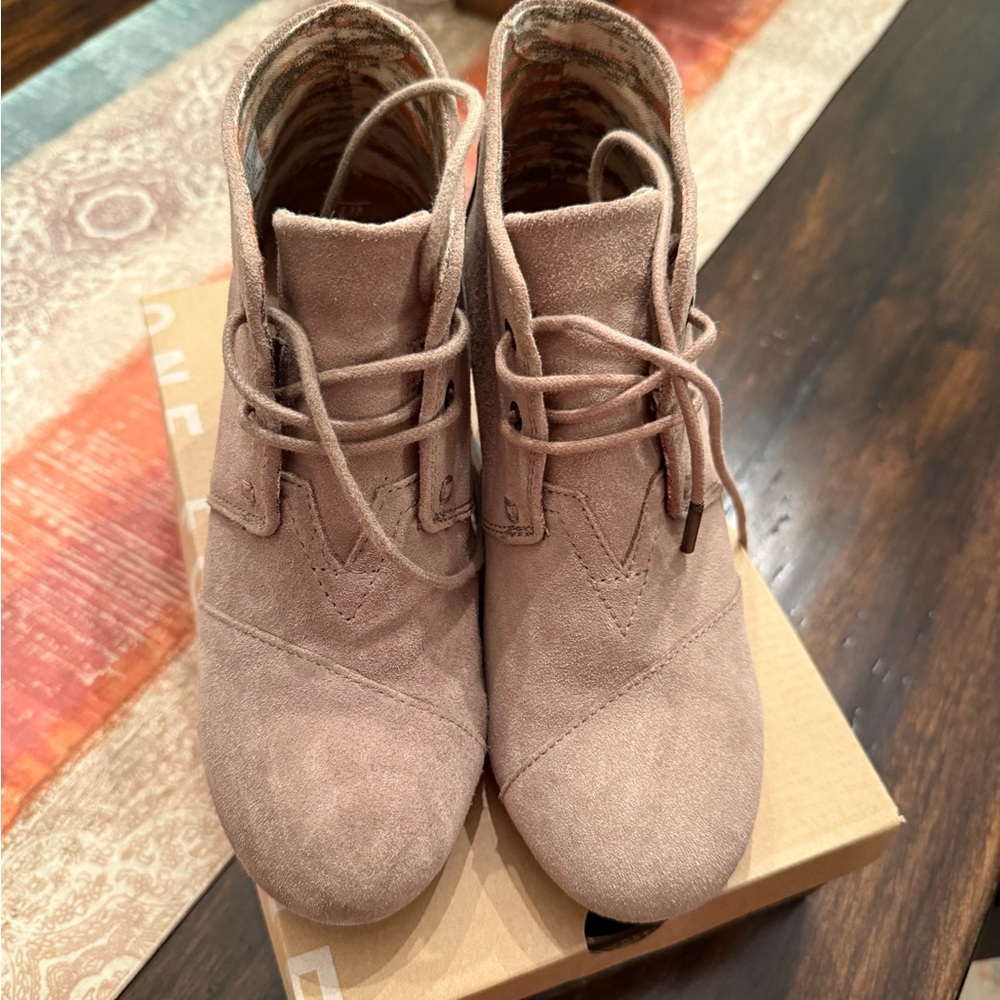 Toms Women's Lace Up Boots in Taupe